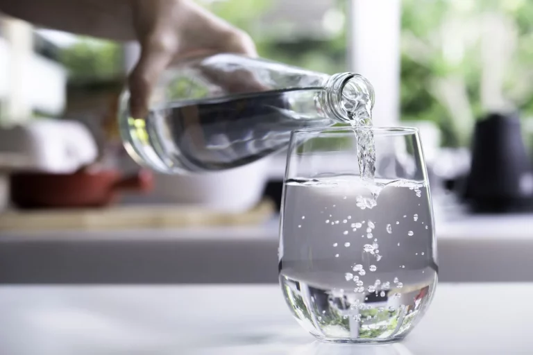 Por qué nunca deberías beber agua helada en ayunas