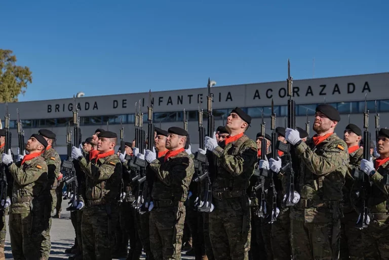 Los militares protestan por convertirlos en «adornos de feria en desfiles»