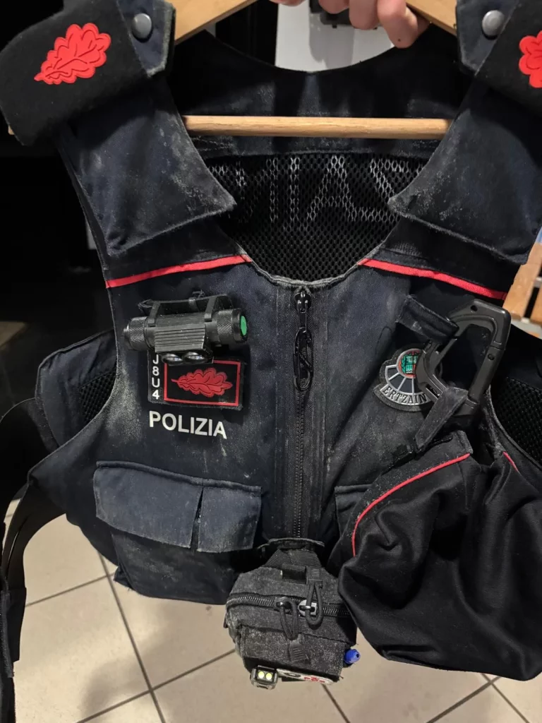 Uno de los chalecos de los ertzainas con restos de moho. CEDIDA