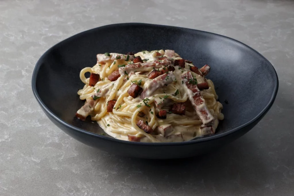 La auténtica carbonara no es española, pero el guanciale tiene un sustituto ibérico que la mejora 1 Moncloa IRRUMPE EL IBÉRICO: LA PAPADA CURADA ENTRA EN ESCENA
