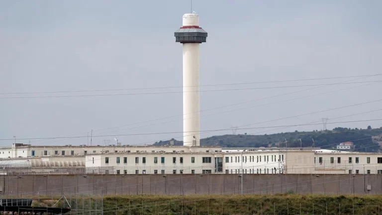 Piden que se desmonten y revisen las puertas de las celdas en la cárcel de Valencia