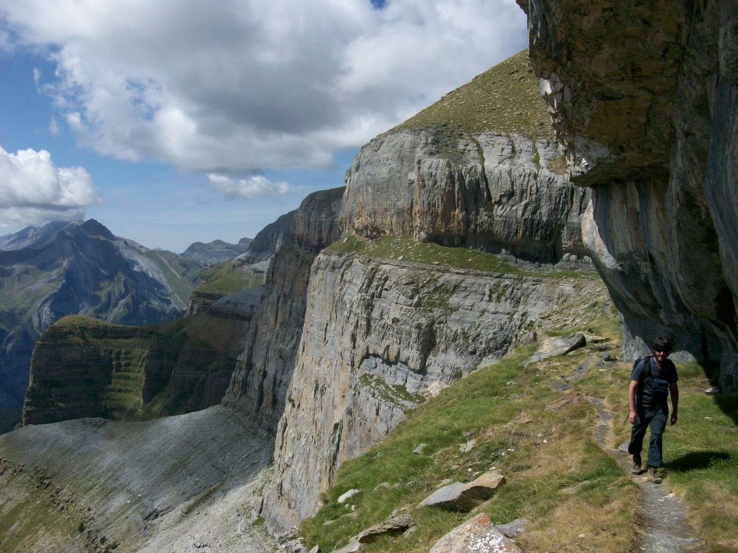 Conoce la 'catedral del senderismo' de Huesca: una faja excavada en la roca a 1.000 metros sobre el vacío no apta para cualquiera