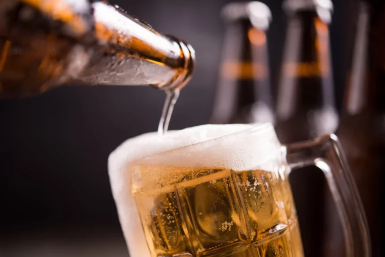 El truco de los bares para que la cerveza tenga espuma perfecta, y no es lavar los vasos