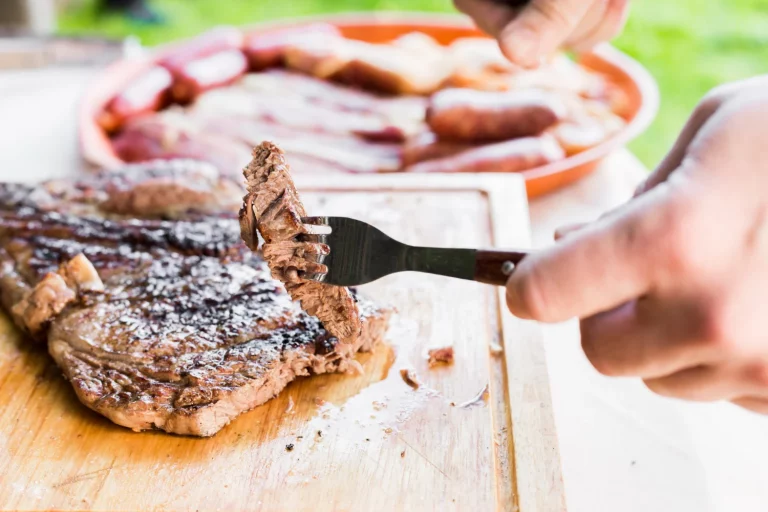 El secreto de los asadores vascos para un chuletón perfecto no es la brasa sino en esta ‘doble cocción’