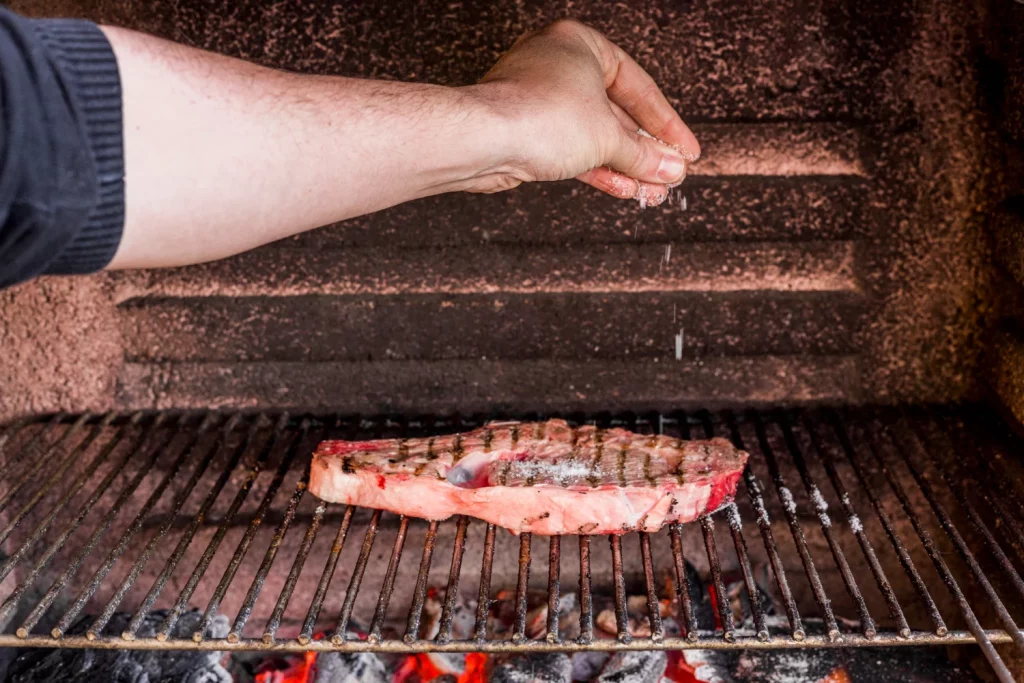 El secreto de los asadores vascos para un chuletón perfecto no es la brasa sino en esta 'doble cocción' 22 Moncloa MÁS ALLÁ DE LA TÉCNICA: LA FILOSOFÍA DEL CHULETÓN PERFECTO