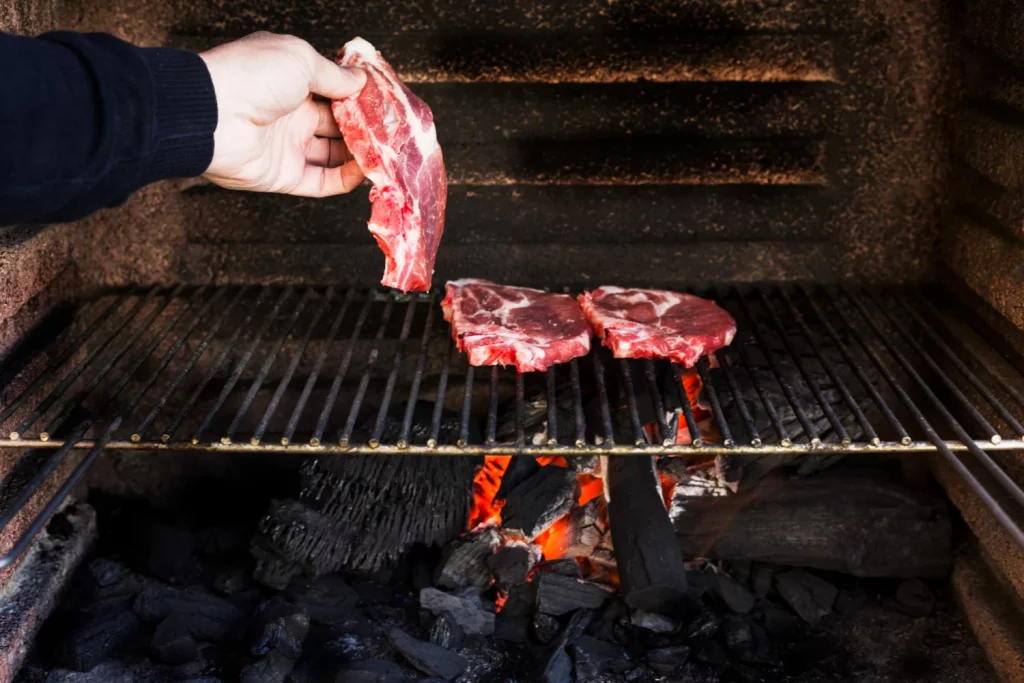 El secreto de los asadores vascos para un chuletón perfecto no es la brasa sino en esta 'doble cocción' 20 Moncloa LA MATERIA PRIMA NO SE NEGOCIA: EL CHULETÓN ANTES DE LA PARRILLA