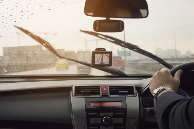 La multa por llevar las escobillas del limpiaparabrisas en mal estado: el ‘defecto leve’ en la ITV que en carretera es grave