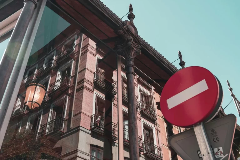 Descubre las 4 estafas más astutas en Madrid que acechan hasta a los más precavidos