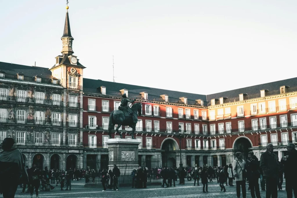 Descubre las 4 estafas más astutas en Madrid que acechan hasta a los más precavidos 29 Moncloa Atentos con este modus operandi