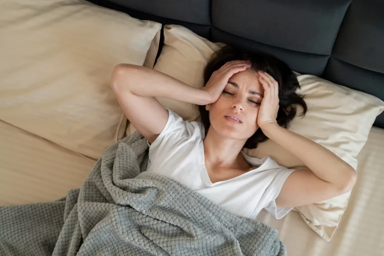 El «estoy cansado, pero no puedo dormir» existe y se llama fatiga adrenal: Por qué la medicina ya la empieza a reconocer como un síndrome del siglo XXI