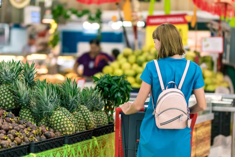 Laura Soles (43), cajera de Lidl, revela: «Los chollos del bazar no salen los jueves. Este es el día y la hora exacta en que reponemos las devoluciones con descuento extra»