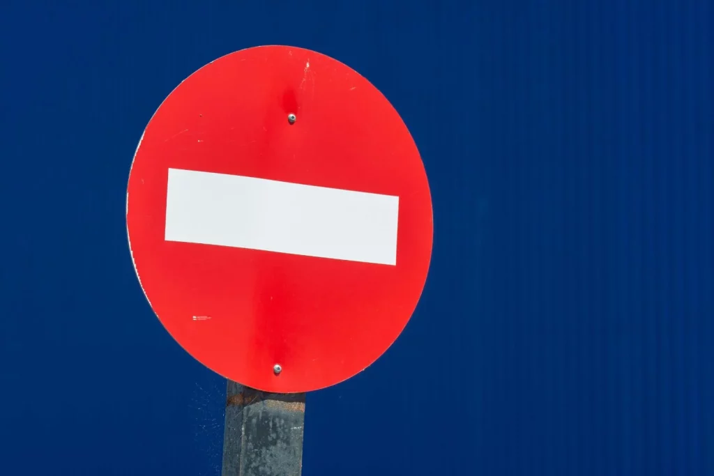 Madrid se divide tras la denuncia de una joven discriminada por llevar una pulsera de VOX 1 Moncloa Cuando la política divide un país