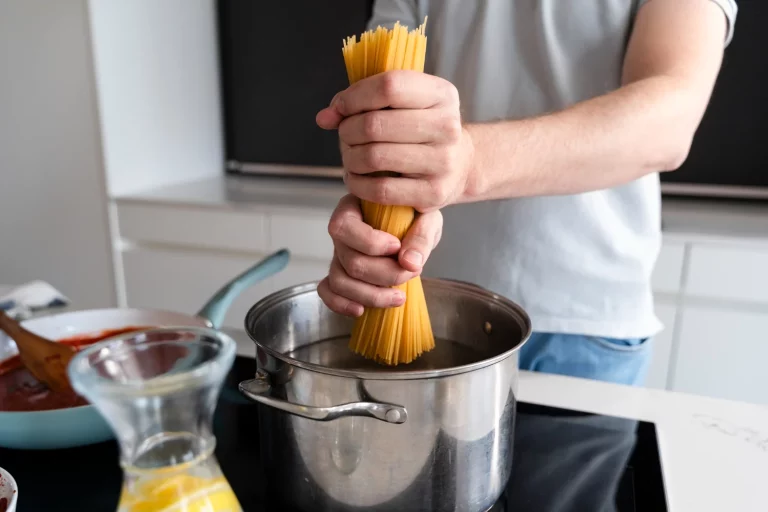 Así consiguen los cocineros italianos que la pasta no se pegue, y no es añadiendo aceite al agua