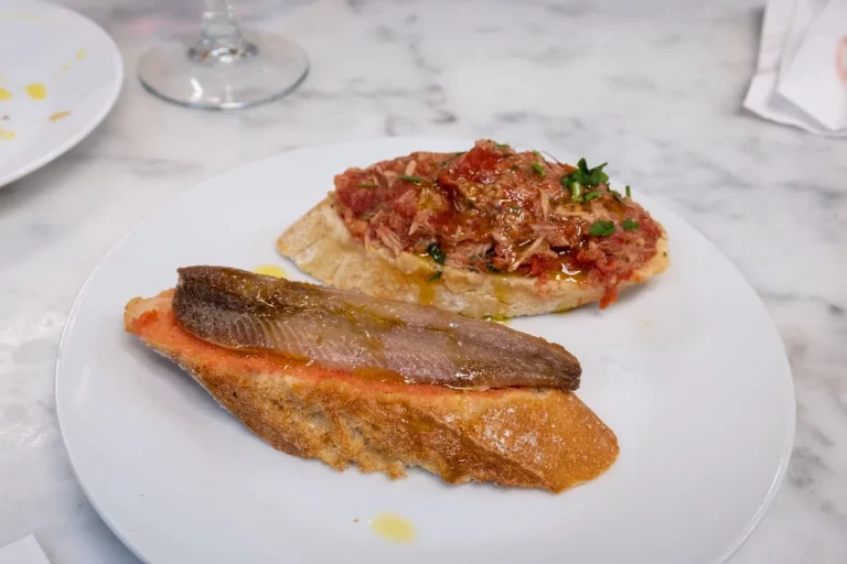 De tapas por Sevilla: el triángulo de oro de los bares con solera