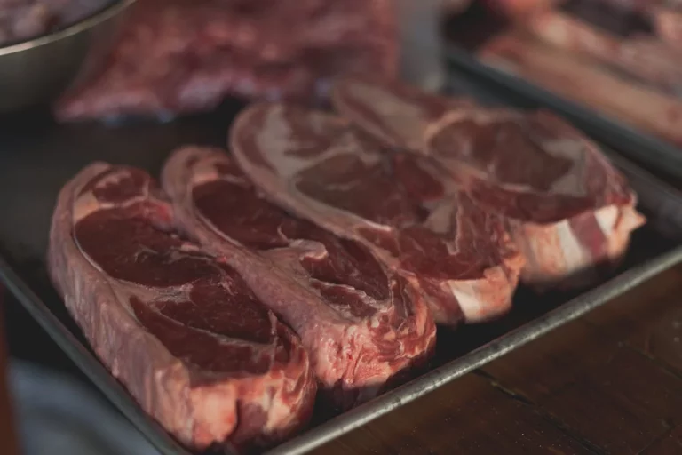 Este es el error al descongelar la carne de esta forma que multiplica el riesgo de bacterias, según la AESAN