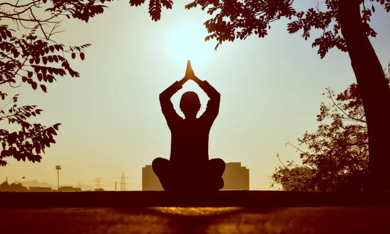 La postura de yoga de 5 minutos que equivale a un reinicio para tu sistema nervioso