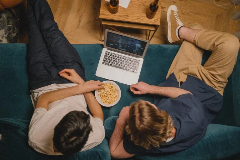 Así puedes saber si un desconocido está usando tu cuenta de Netflix o Spotify y cómo expulsarlo para siempre