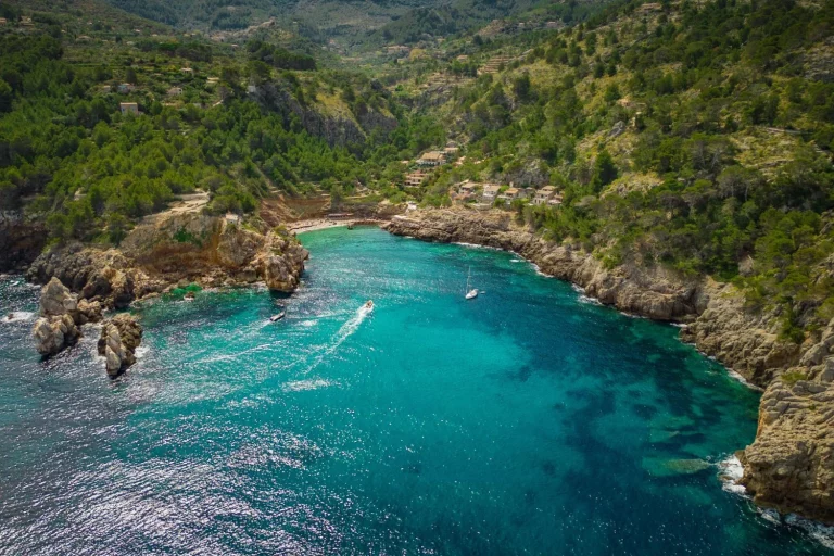 Si no sabes donde ir en agosto esta playa en España es un paraíso escondido que no tiene nada que envidiarle a Ibiza