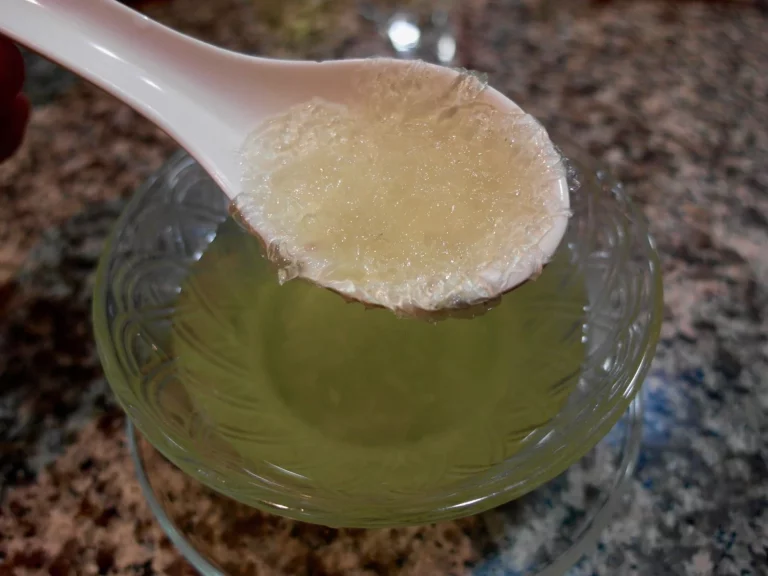La bebida probiótica que puedes hacer en casa por céntimos y es mejor que los refrescos: el kéfir de agua