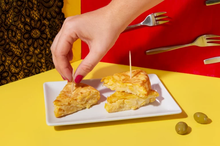 El truco de los bares para que sus tortillas de patatas no se sequen nunca