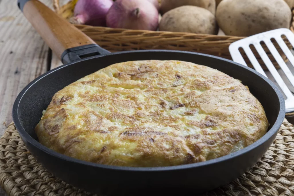 Este es el único truco que necesitas para que la tortilla de patatas te quede siempre jugosa y no es la mentira de la leche 9 Moncloa EL SECRETO ESTÁ EN EL RELOJ: LA MAGIA DEL REPOSO