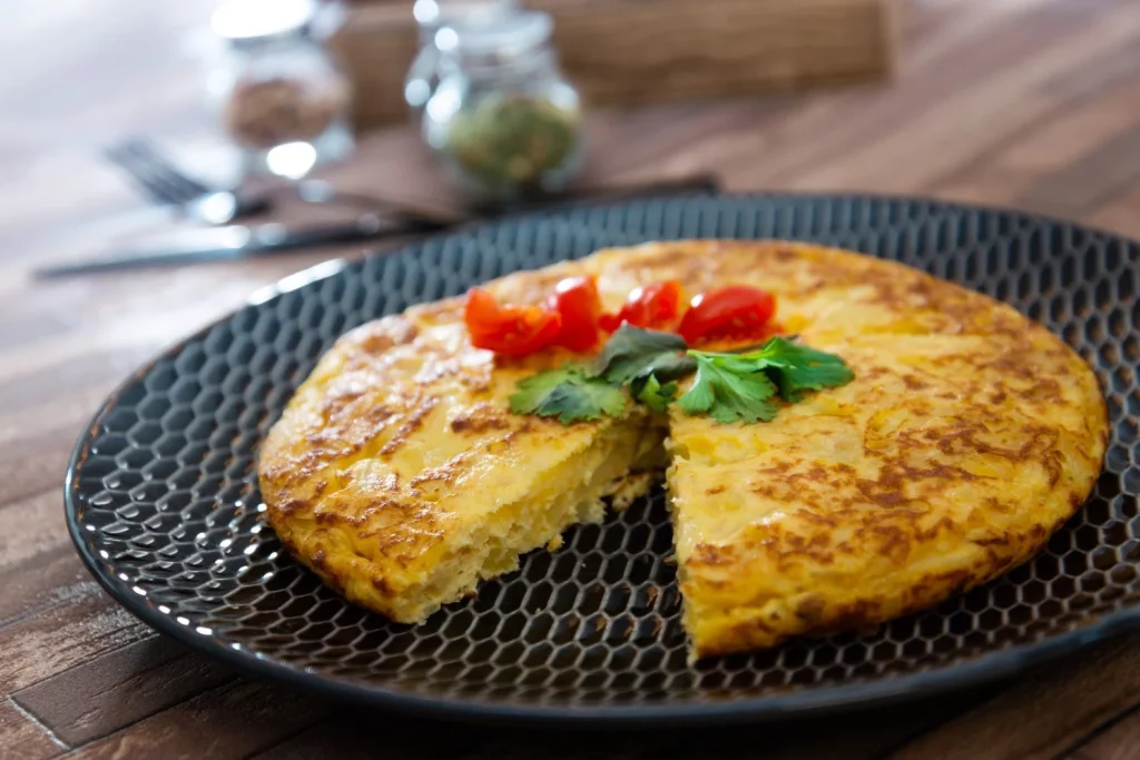Este es el único truco que necesitas para que la tortilla de patatas te quede siempre jugosa y no es la mentira de la leche 11 Moncloa LA TEXTURA SOÑADA: POR QUÉ ESTE REPOSO LO CAMBIA TODO