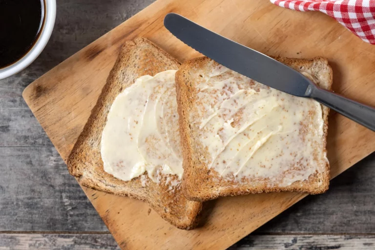 Por qué la tostada siempre cae por el lado de la mantequilla: no es mala suerte, es pura física
