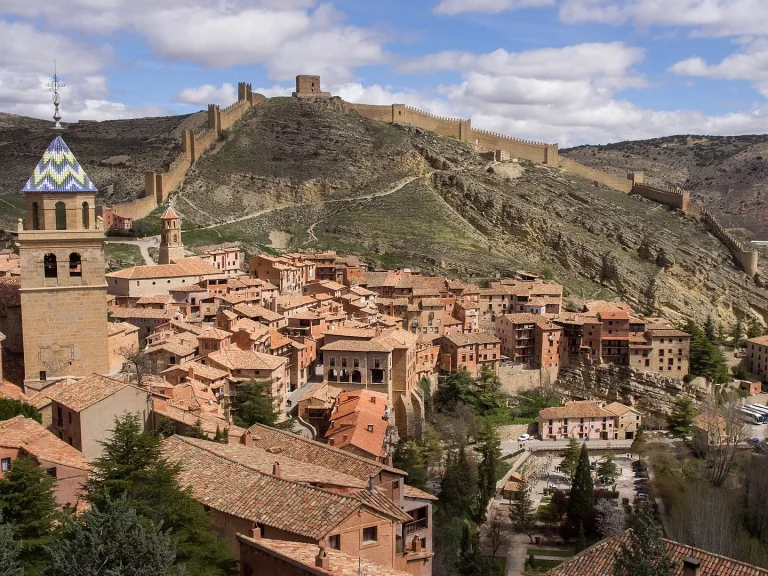 El pueblo más bonito de España según la IA no está en la costa: «Es como viajar a la Edad Media sin salir de Teruel»