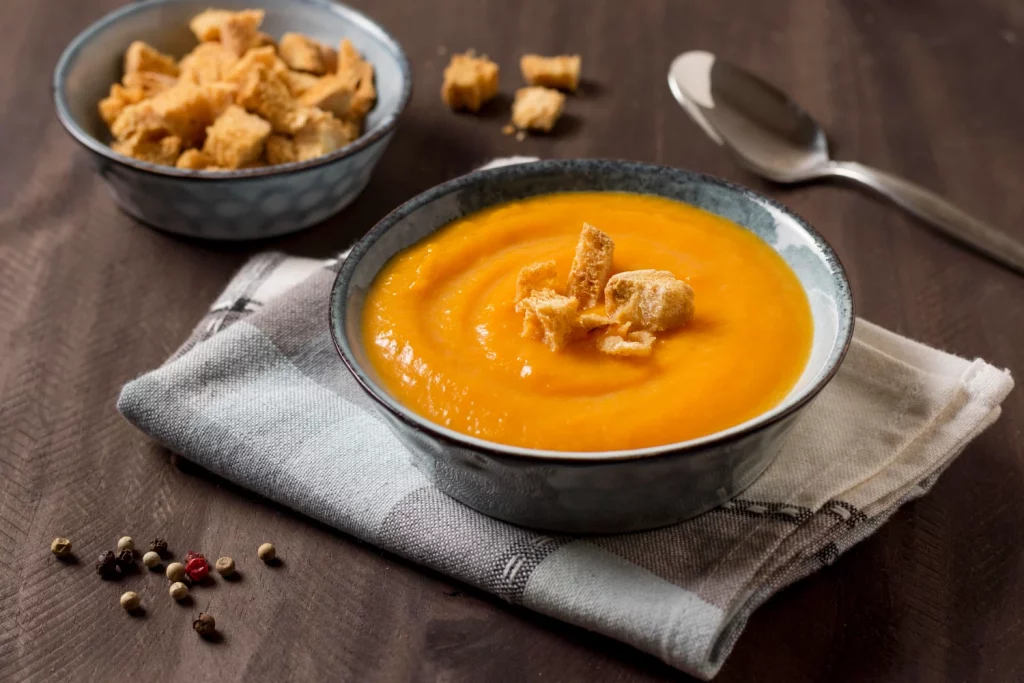 El secreto no está en añadir, sino en elegir bien. El cocinero revela cuál es el único ingrediente responsable de darle al salmorejo ese punto ácido y fresco que lo hace sublime, y no es el vinagre. Fuente Freepik.