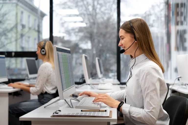Un teleoperador desvela: «Así te engañan para que pagues más por la fibra»