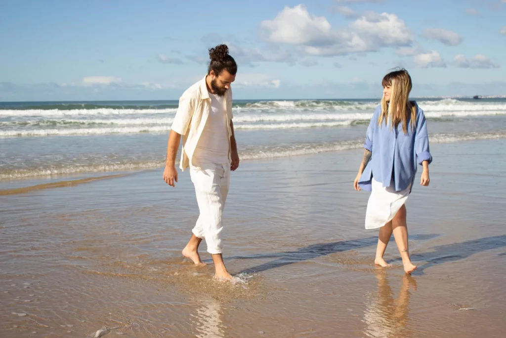 DE LA INESTABILIDAD A LA FORTALEZA: LOS BENEFICIOS INESPERADOS DE CAMINAR POR LA PLAYA