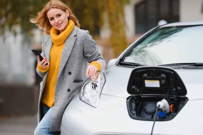 El peligro oculto de los coches eléctricos que la DGT empieza a vigilar: ruido cero en ciudad