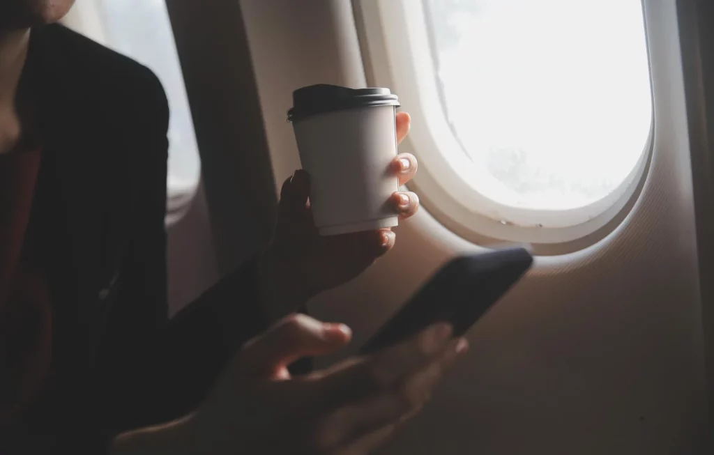 "Soy azafata de vuelo y esta es la razón por la que nunca deberías pedir un café en un avión" 2 Moncloa La logística de las compañías aéreas a menudo prioriza la puntualidad, un factor que influye en la limpieza profunda de cada avión que opera. Fuente: Freepik