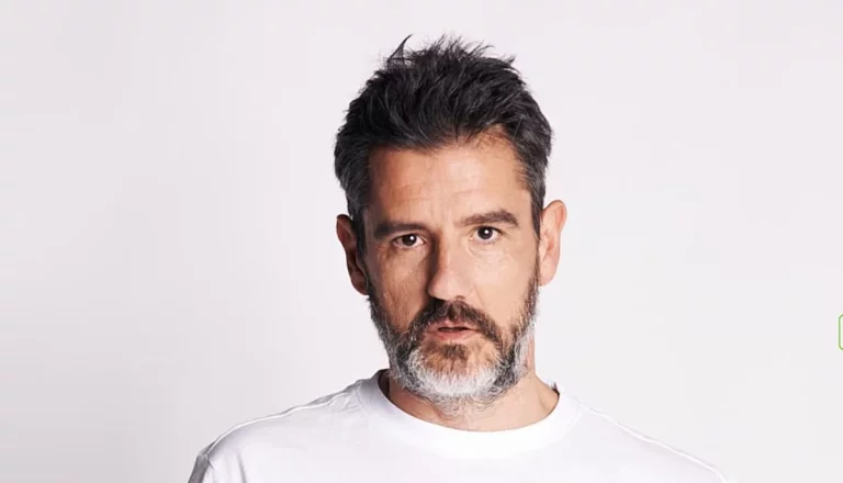 El actor de ‘Compañeros’ que dejó la serie para ser una estrella de rock y hoy vive alejado de todo: la nueva vida de ‘Quimi’