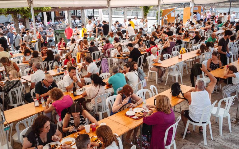 La XXXI Fiesta del Mejillón y el Berberecho de Vilanova de Arousa incrementa su carpa gastronómica