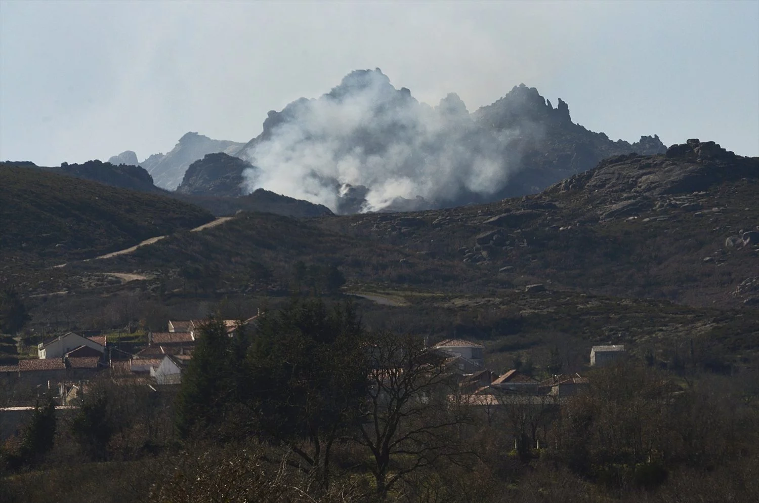 EuropaPress_4972387_vista_incendio_forestal_picos_fontefria_febrero_2023_muinos_ourense_galicia