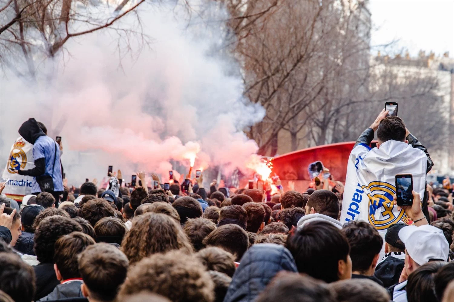 Aficionados esperando a la llegada de sus equipos en unn derby madrileño.
