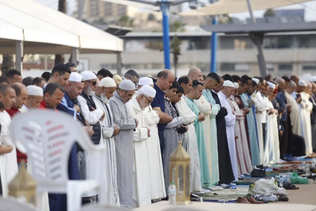 El PSOE, la Iglesia y el Defensor del Pueblo cercan el veto al rezo musulmán en Jumilla 2 Moncloa EuropaPress 5138393 fieles musulmanes rezo colectivo celebracion eid el fitr 22 abril 2023 Moncloa