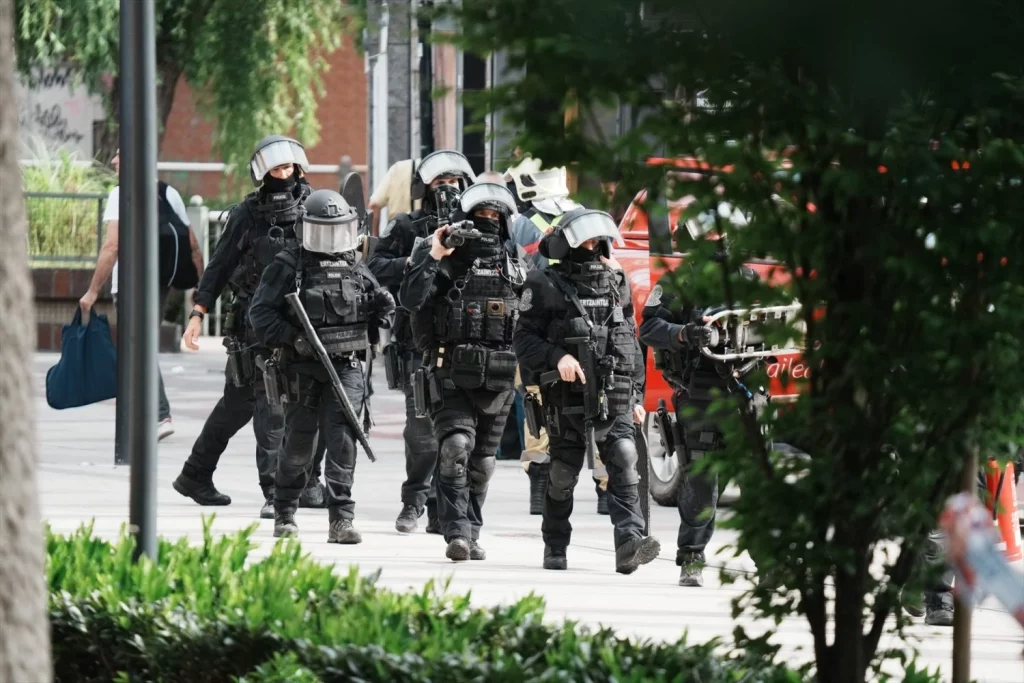 EuropaPress 5265942 ertzainas elite reducir hombre atrincherado supuestamente arma 12 junio Moncloa