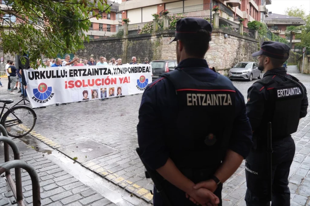 La Ertzaintza denuncia más agresiones y exige responsabilidades por la falta de efectivos policiales 1 Moncloa Varias personas sostienen una pancarta que reza: 'Urkullu: Ertzaintza, konponbidea ¡Solución ya!' frente al Palacio de Miramar, a 29 de agosto de 2023, en Donostia-San Sebastián, Guipúzcoa, País Vasco (Fuente: Agencias)