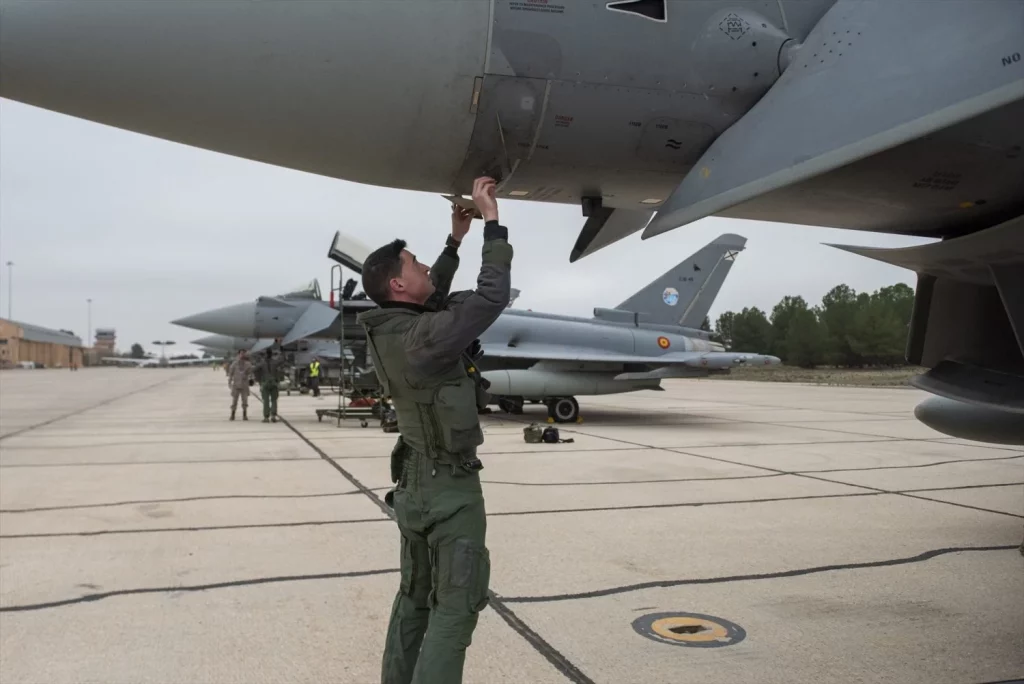 Eurofighter contra F-35: España elige la agilidad europea a la furtividad americana 1 Moncloa EuropaPress 6371926 soldados ejercito espanol acto despedida seis eurofighter ala 14 rumbo base Moncloa