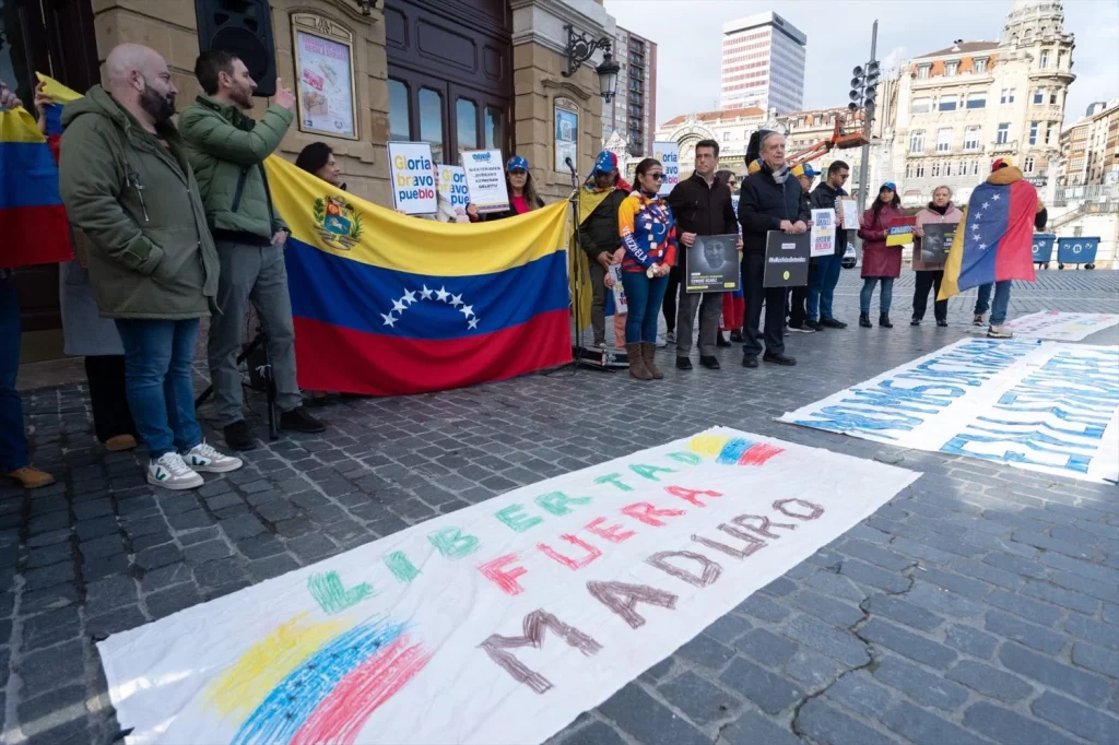 EuropaPress 6447462 varias personas concentracion venezuela libre frente teatro arriaga 12 Moncloa