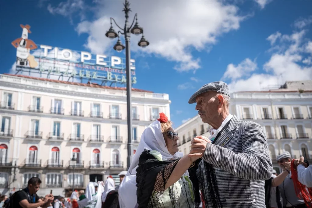 EuropaPress 6713000 dos personas bailan chotis pasacalles castizo bailando madrid fiestas san Moncloa