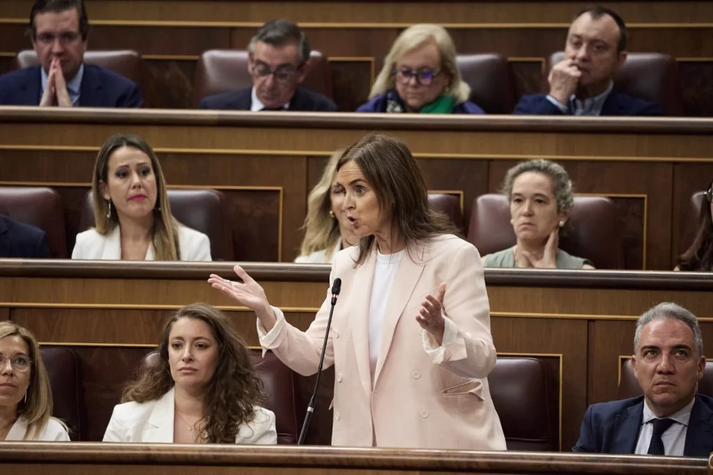 La diputada del PP Carmen Fúnez interviene durante una sesión de control al Gobierno en el Congreso de los Diputados, a 18 de junio de 2025, en Madrid (Fuente: Agencias)