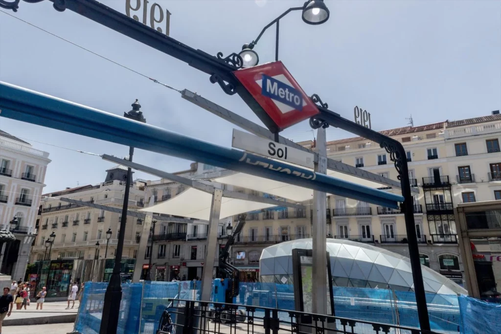 EuropaPress 6813429 instalacion toldos puerta sol 20 junio 2025 madrid espana proyecto toldos Moncloa