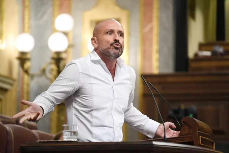El PP carga contra las vacaciones de Sánchez y propone pulseras telemáticas para pirómanos