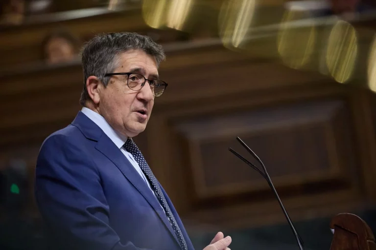 PP y PSOE siguen empeñados en mantener la batalla política gracias a los incendios
