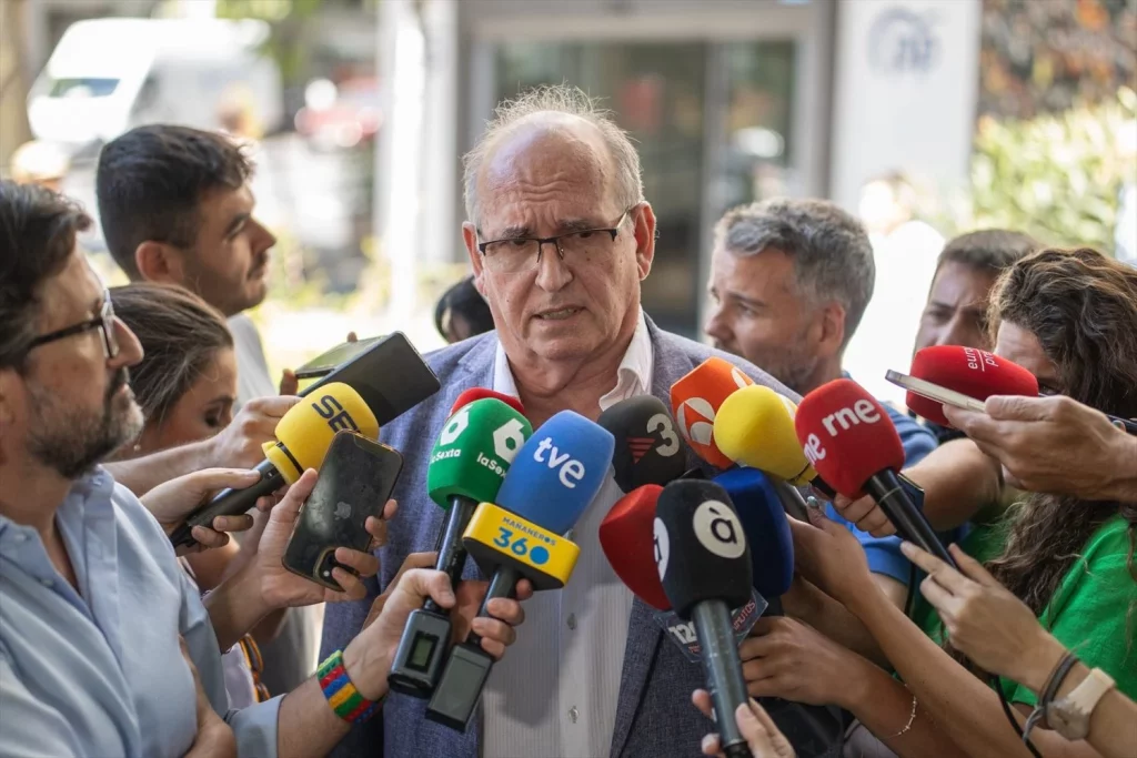 EuropaPress 6881888 presidente cofundador asociacion sos desaparecidos joaquin amills reunion Moncloa