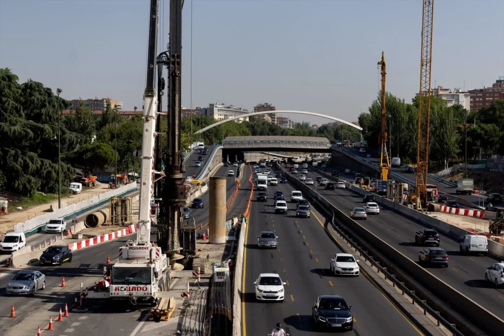EuropaPress 6894448 varios vehiculos circulan obras parque ventas agosto 2025 madrid espana Moncloa