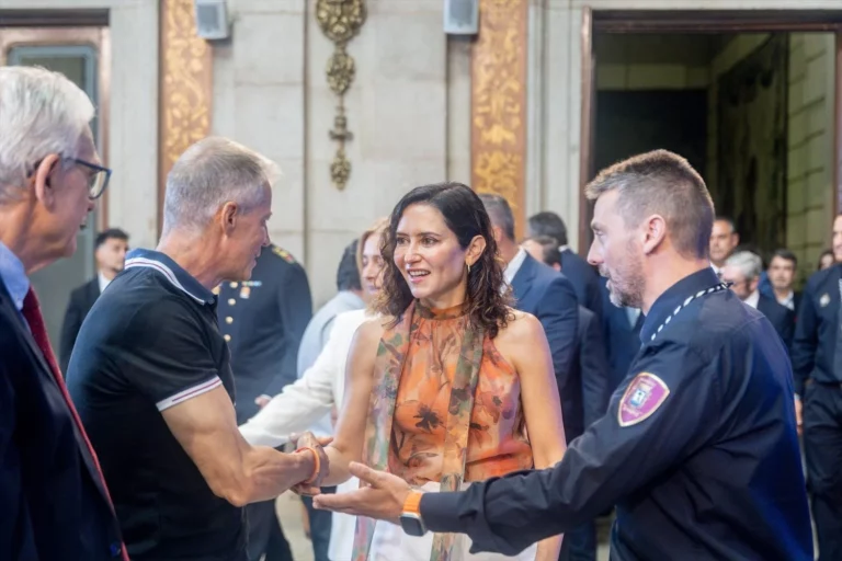 Ayuso defiende la gestión de incendios del PP y critica al PSOE durante las fiestas de La Paloma